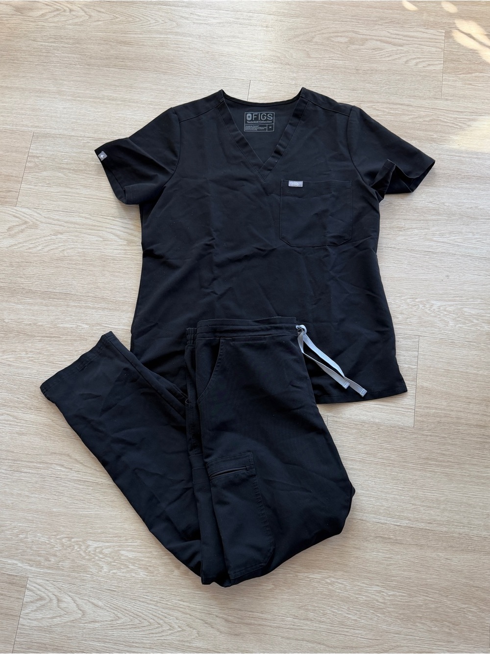 Figs Scrubs Black Top and Bottoms Cargo Set Womens Medium Technical Collection